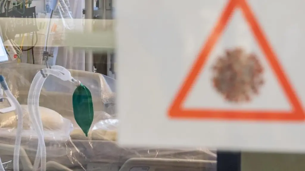 Ein-Intensivbett-mit-Beatmungseinheit-steht-auf-einer-Corona-Station