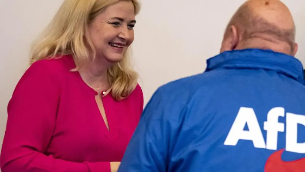 Kristin-Brinker-im-Berliner-Abgeordnetenhaus-neben-ihr-steht-ein-Mann-in-einer-AfD-Jacke