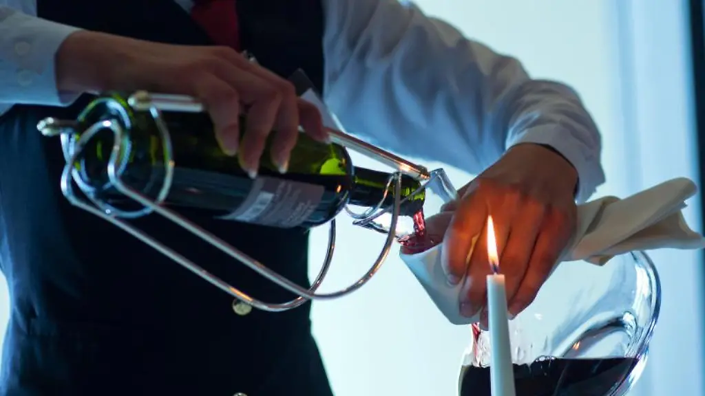 Eine-Restaurantfachfrau-dekantiert-Rotwein