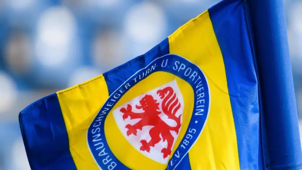 Eine-Eckfahne-mit-dem-Logo-von-Eintracht-Braunschweig