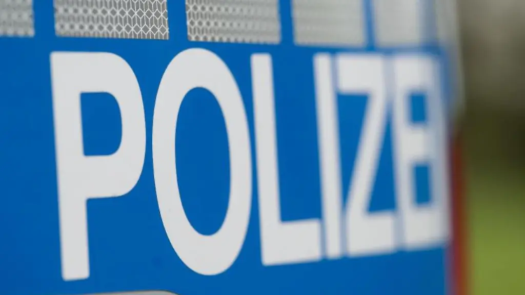 Das-Wort-Polizei-steht-auf-der-Karosserie-eines-Einsatzwagens