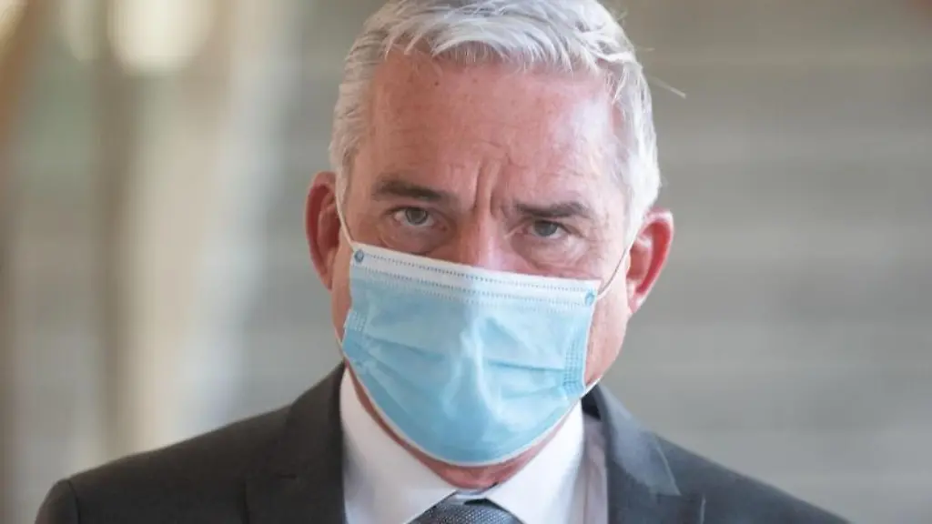 Thomas-Strobl-CDU-kommt-mit-einer-medizinischen-Maske-zu-einer-Plenarsitzung-des-Landtags-von-Baden-Wuerttemberg