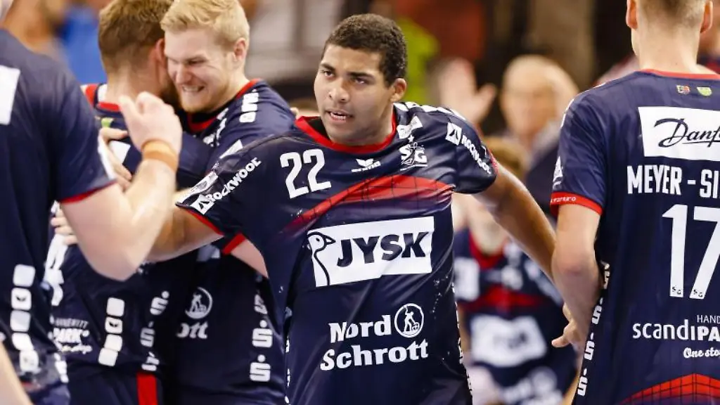 Flensburgs-Mads-Mensah-Larsen-jubelt-nach-dem-Heimsieg-gegen-Berlin