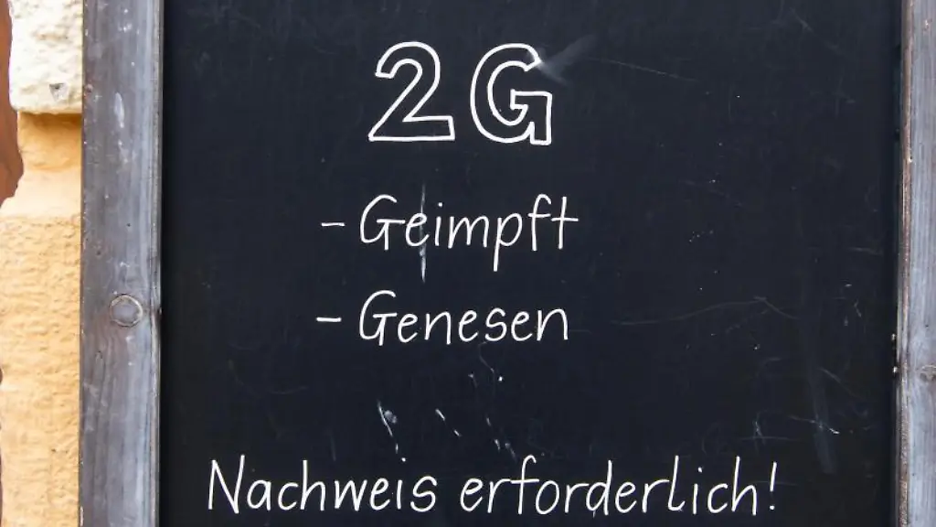 Ein-Schild-mit-der-Aufschrift-2G-Geimpft-Genesen-Nachweis-erforderlich-steht-vor-einem-Wirtshaus