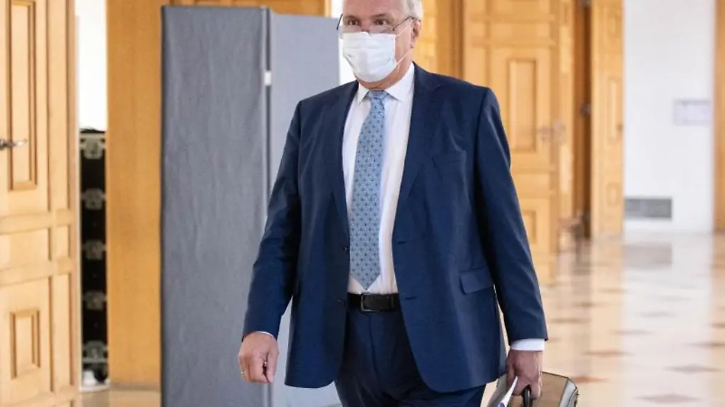 Bayerns-Innenminister-Joachim-Herrmann-kommt-zu-einer-Sitzung-des-bayerischen-Kabinetts