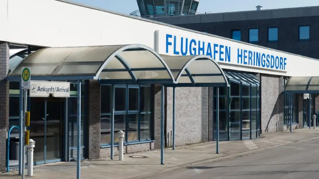 Blick-auf-das-Abfertigungsgebaeude-des-Flughafens-Heringsdorf