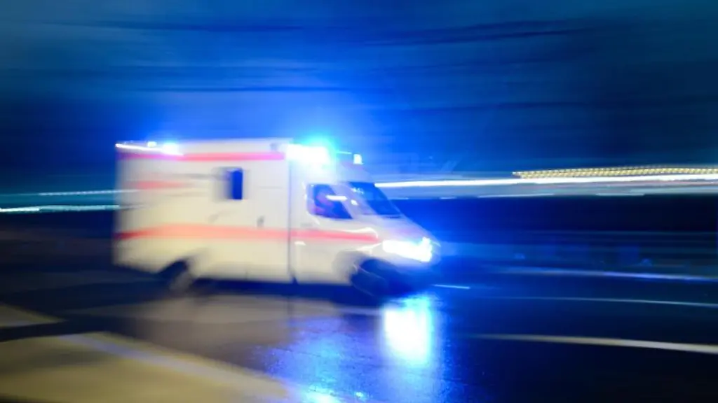 Ein-Rettungswagen-faehrt-auf-einer-Strasse