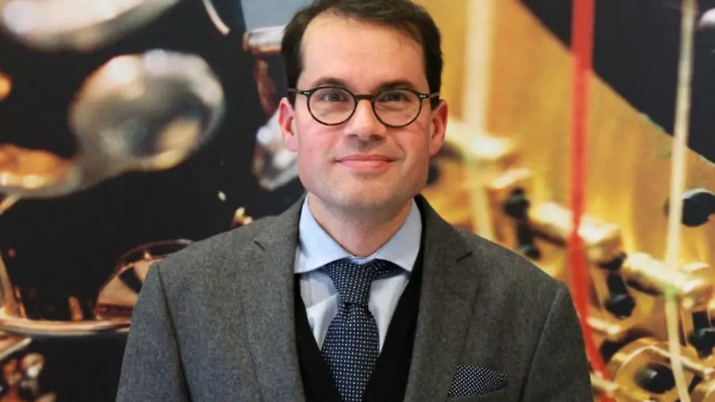 Beat-Fehlmann-steht-zwischen-Instrumenten-und-laechelt