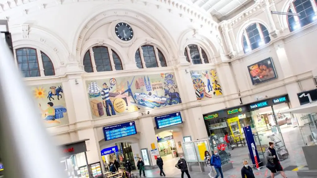 Reisende-gehen-durch-die-Eingangshalle-im-Hauptbahnhof