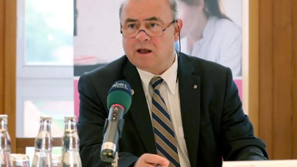 Emil-Reisinger-spricht-auf-einer-Pressekonferenz