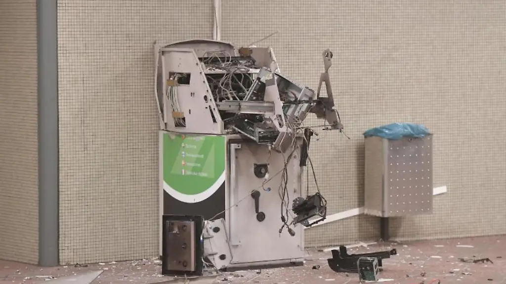 Ein-gesprengter-Geldautomat-steht-in-einem-U-Bahnhof
