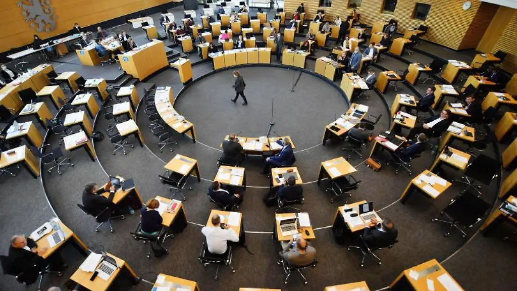 Abgeordnete-sitzen-im-Plenarsaal-des-Thueringer-Landtags