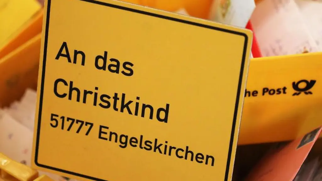 Kisten-mit-Wunschbriefen-an-das-Christkind-liegen-in-der-Weihnachtspostfiliale-von-Engelskirchen