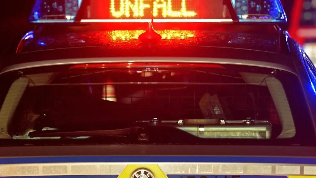 Ein-Streifenwagen-der-Polizei-steht-an-einer-Unfallstelle