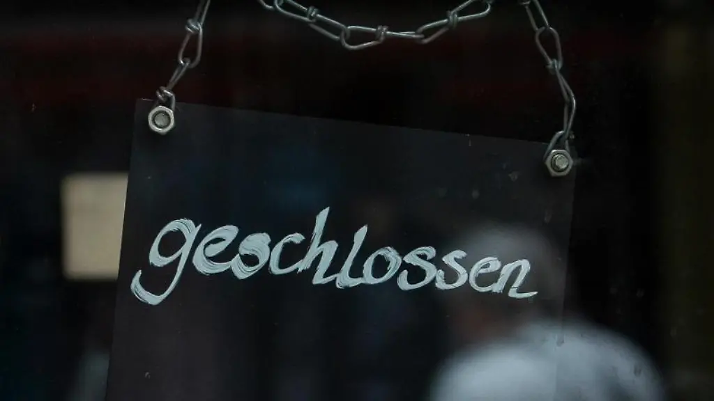 An-einem-Cafe-haengt-ein-Schild-mit-der-Aufschrift-geschlossen