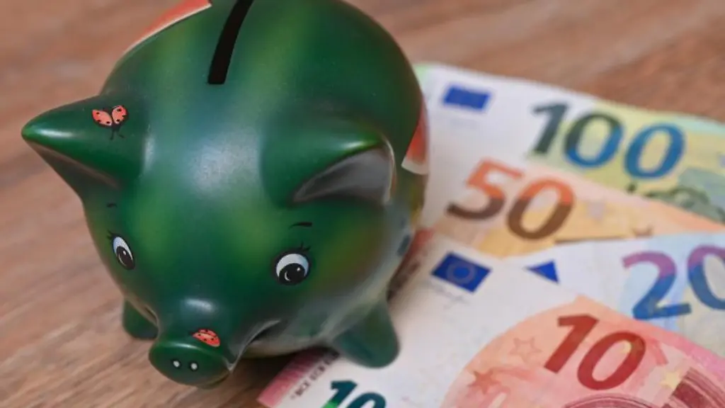 Ein-Sparschwein-steht-auf-einem-Tisch-neben-Eurobanknoten