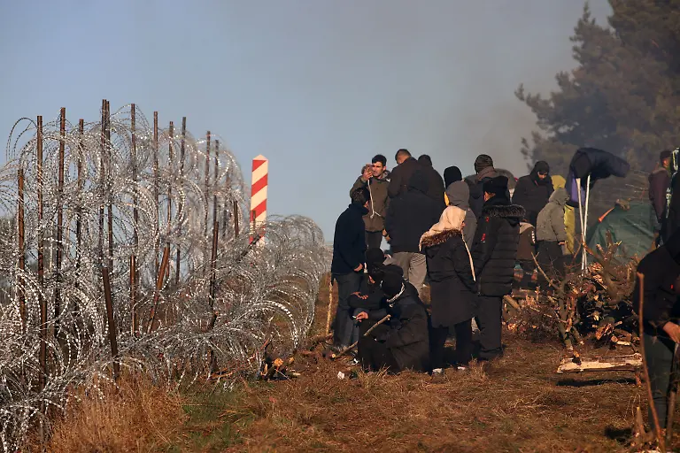 2021-11-09T114545Z-1904191097-RC2ZQQ9GCJEA-RTRMADP-3-EUROPE-MIGRANTS-BELARUS-POLAND-BORDER