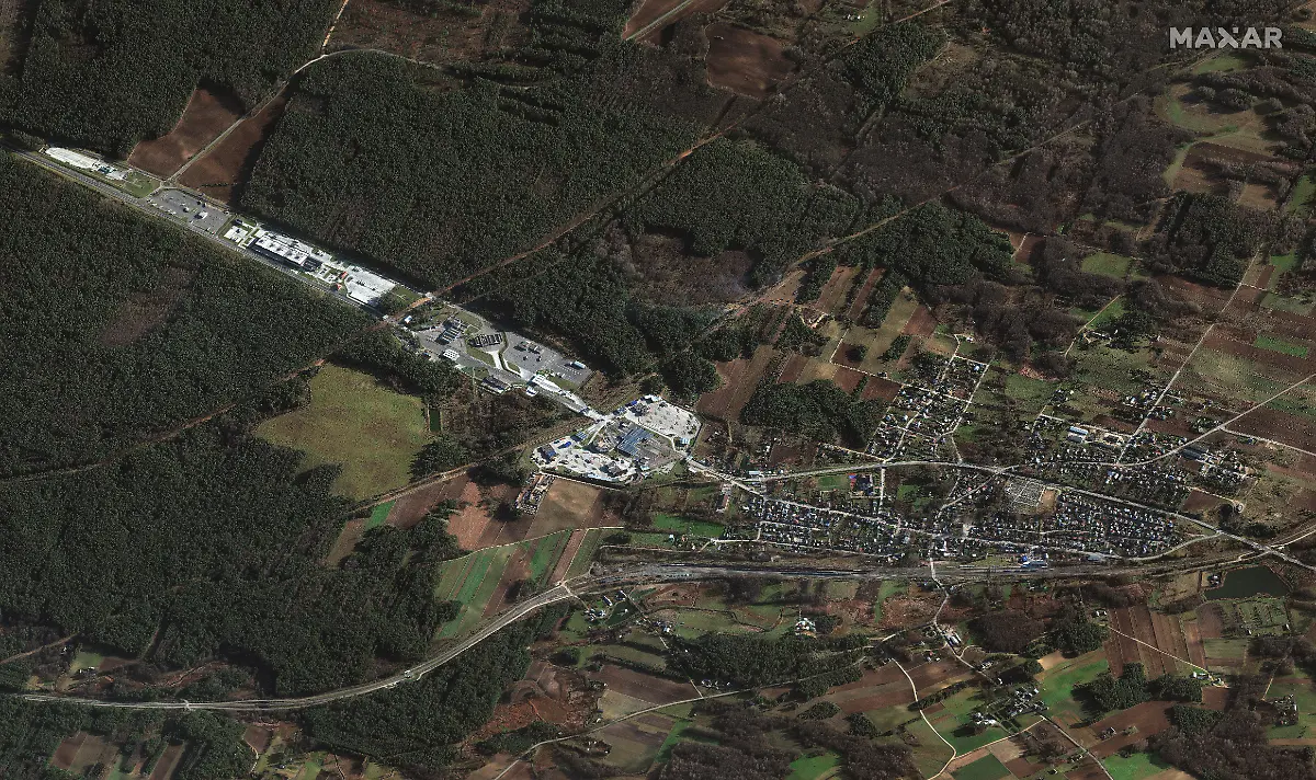 01-larger-overview-of-migrants-on-belarus-poland-border-10nov2021-wv3