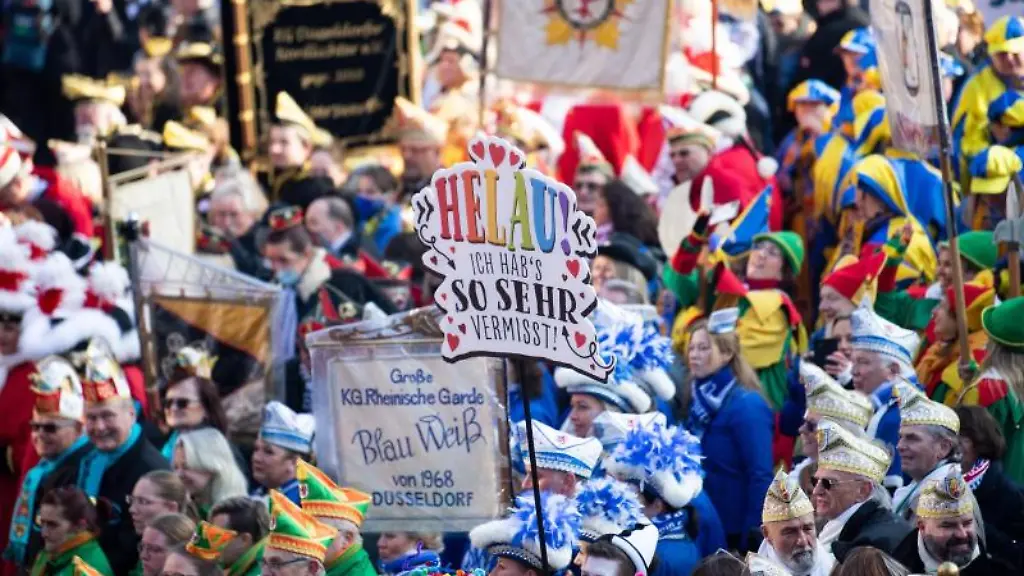 Karnevalisten-feiern-auf-dem-Marktplatz-das-Hoppeditz-Erwachen