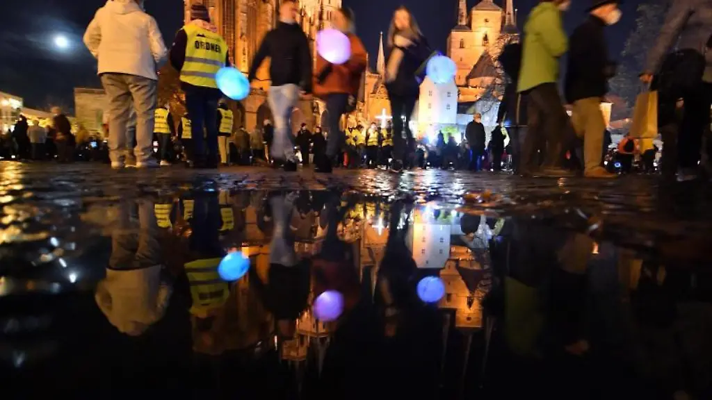 Familien-mit-Kindern-gehen-mit-Laternen-ueber-den-Erfurter-Domplatz