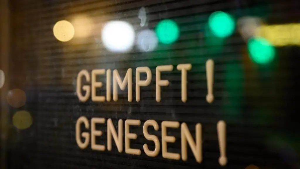 Ein-Schaukasten-vor-einer-Bar-weist-auf-die-2G-Regel-hin