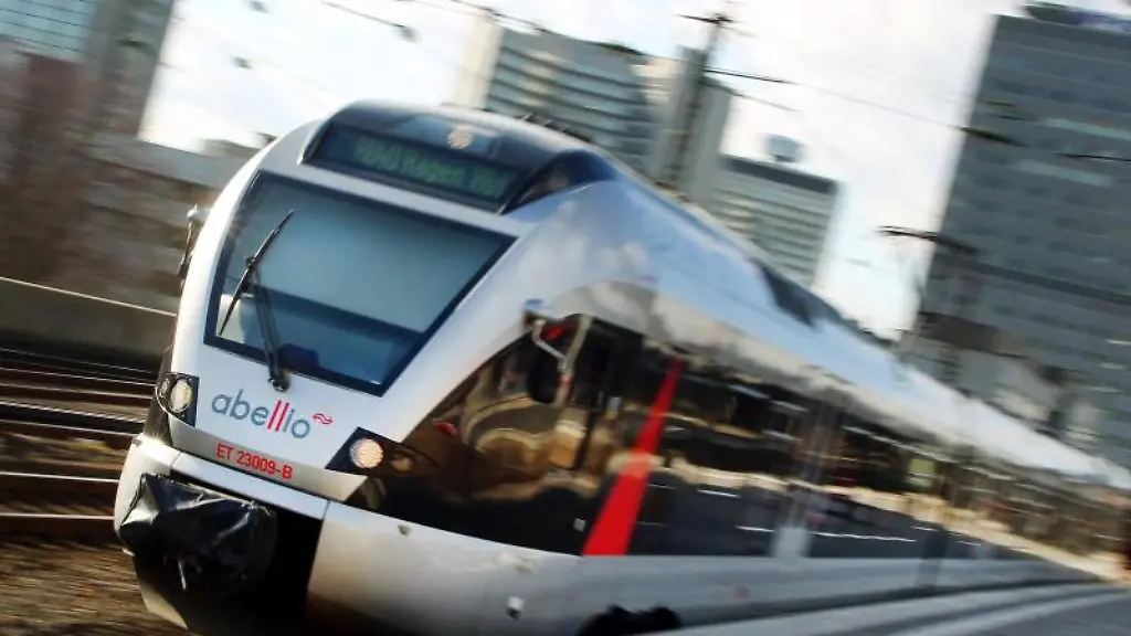 Ein-Zug-des-mittlerweile-insolventen-Bahnbetreibers-Abellio-faehrt-aus-einem-Bahnhof