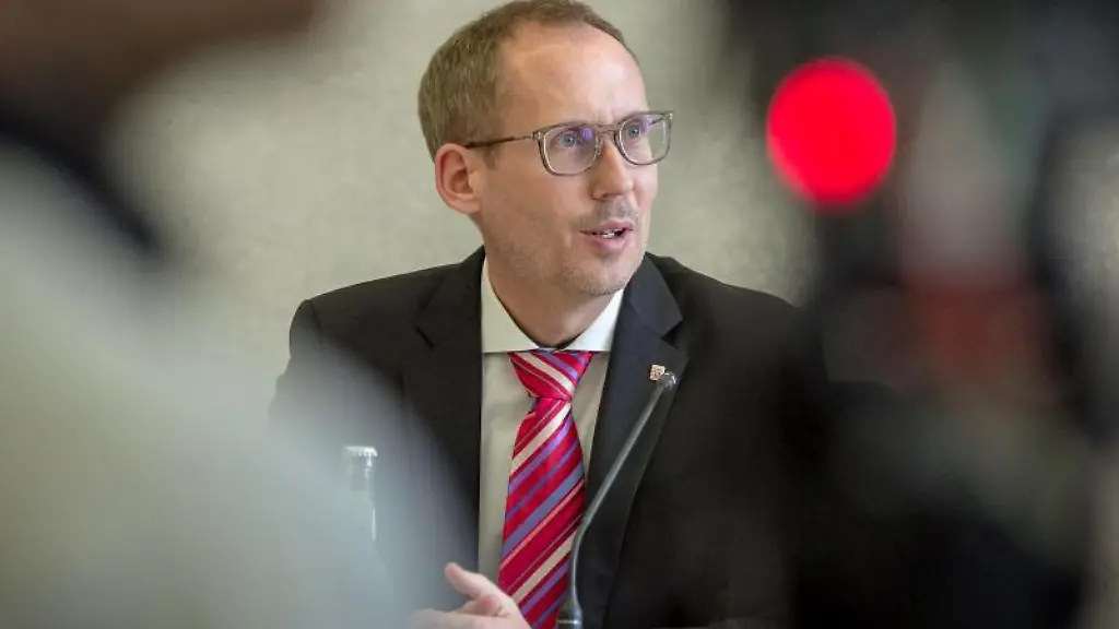 Der-hessische-Gesundheitsminister-Kai-Klose-gibt-eine-Pressekonferenz