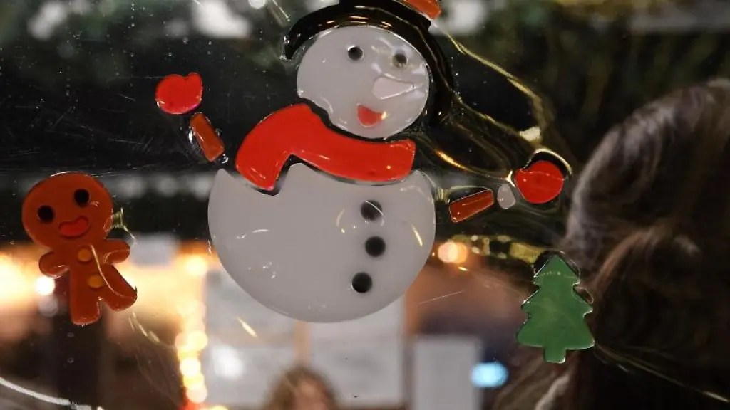 Auf-einer-Plastikplane-auf-einem-Weihnachtsmarkt-ist-ein-Schneemann-aufgemalt-worden