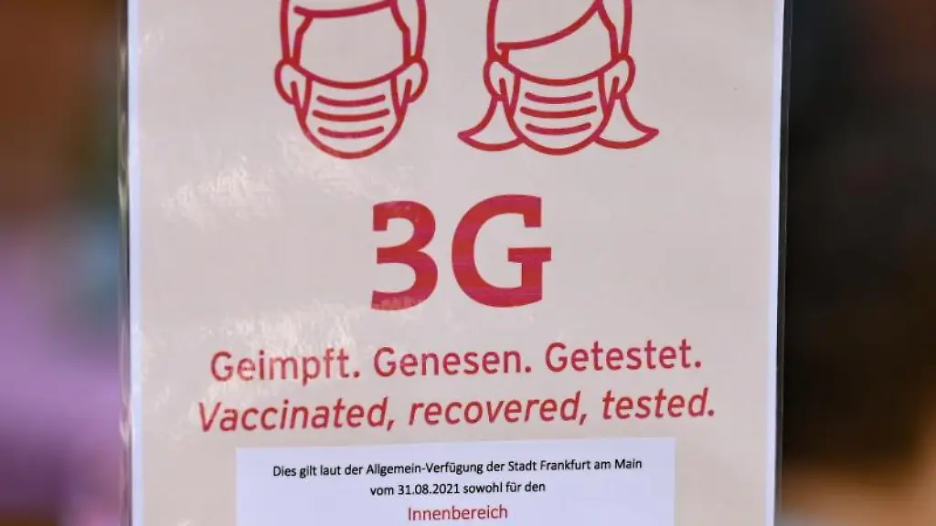 Vor-einem-Restaurant-ist-ein-Hinweis-mit-der-Aufschrift-3-G-Geimpft-Genesen-Getestet-zu-sehen