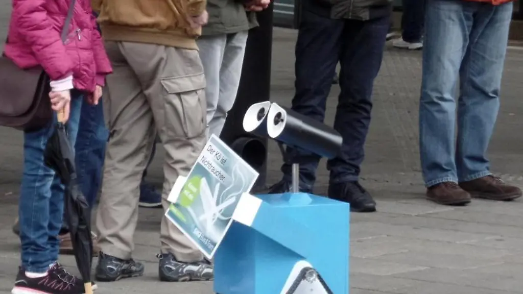 Ein-Roboter-der-Stadtwerke-Augsburg-ist-an-einer-Haltestelle-in-Augsburg-im-Einsatz