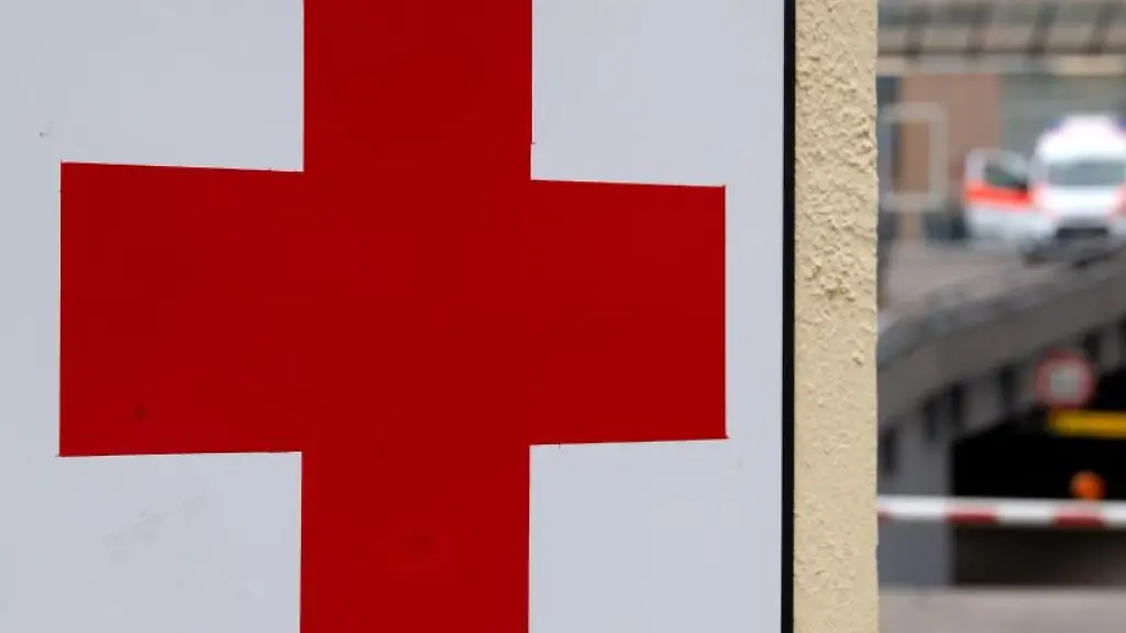 Ein-rotes-Kreuz-ist-an-der-Zufahrt-von-einem-Krankenhaus-zu-sehen