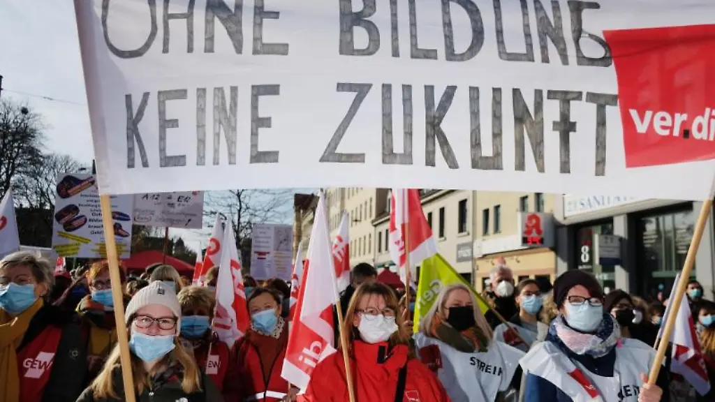 Teilnehmer-einer-Kundgebung-der-GEW-versammeln-sich-mit-Transpatenten