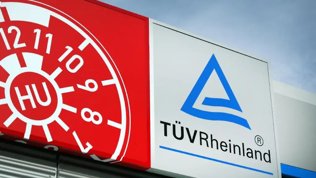 Das-Symbol-einer-TUeV-Plakette-aufgenommen-ueber-einer-Pruefstelle