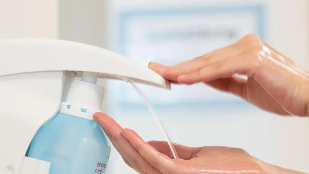 Eine-Frau-desinfiziert-sich-die-Haende