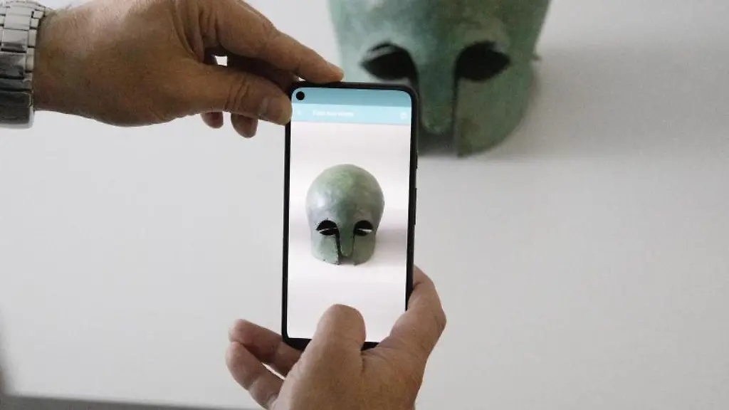 Ein-Kunstfahnder-nutzt-die-KIKu-App-Kuenstliche-Intelligenz-fuer-den-Kulturgutschutz