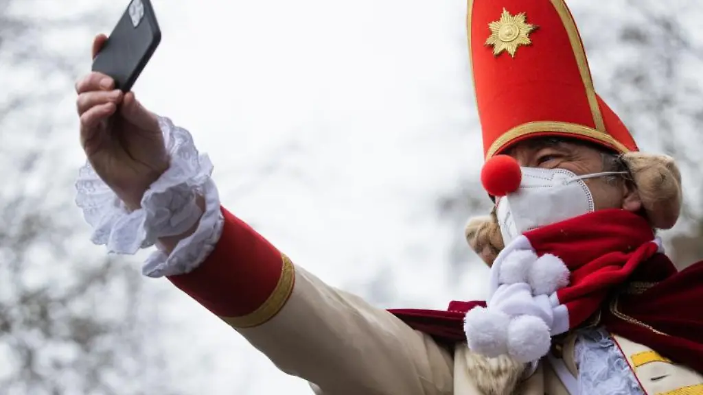Ein-Jeck-mit-FFP2-Maske-und-Verkleidung