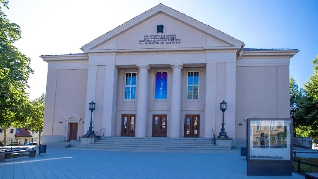 Das-Landestheater-Neustrelitz-neben-dem-Schlossgarten