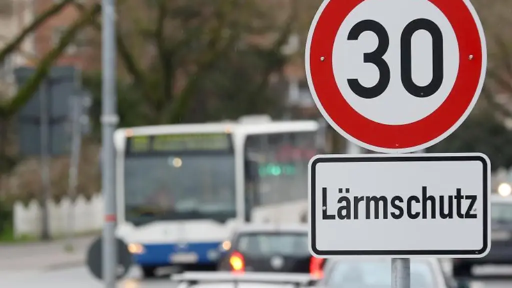 Ein-Tempo-30-Schild-soll-die-Geschwindigkeit-der-Autofahrer-drosseln