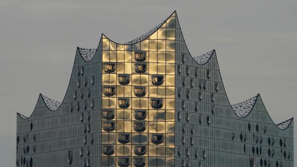 In-der-Fassade-der-Elbphilharmonie-spiegelt-sich-das-Sonnenlicht-der-untergehenden-Sonne