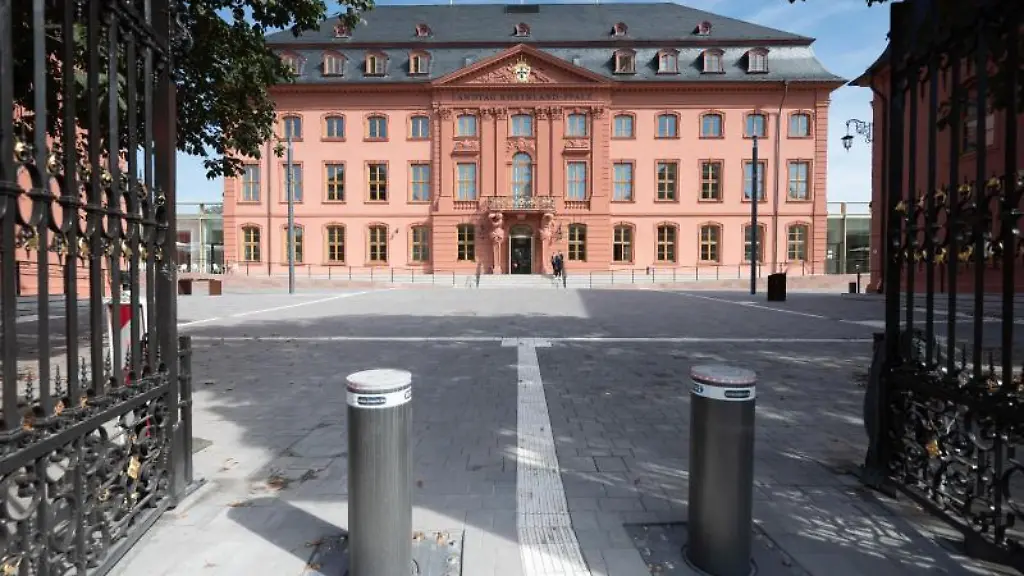 Das-Deutschhaus-der-Sitz-des-Landtags-von-Rheinland-Pfalz