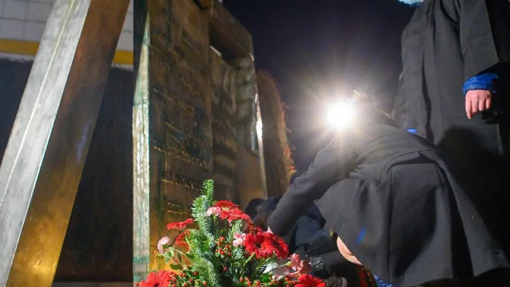 Teilnehmer-der-Gedenkfeier-fuer-die-Opfer-der-Pogromnacht-legen-Blumen-am-Synagogenmahnmal-nieder