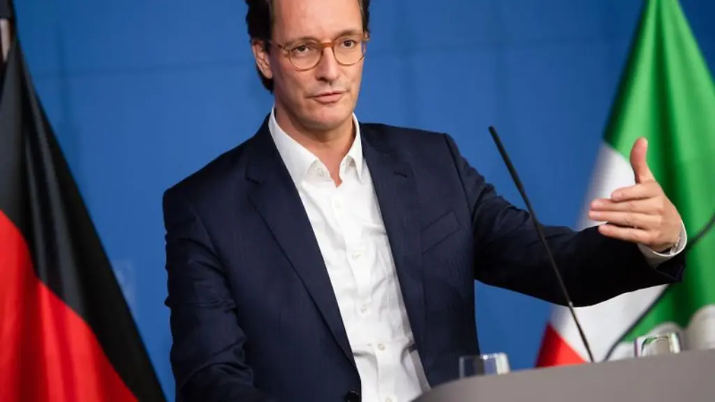 Nordrhein-Westfalens-Ministerpraesident-Hendrik-Wuest-CDU-spricht-bei-einer-Pressekonferenz