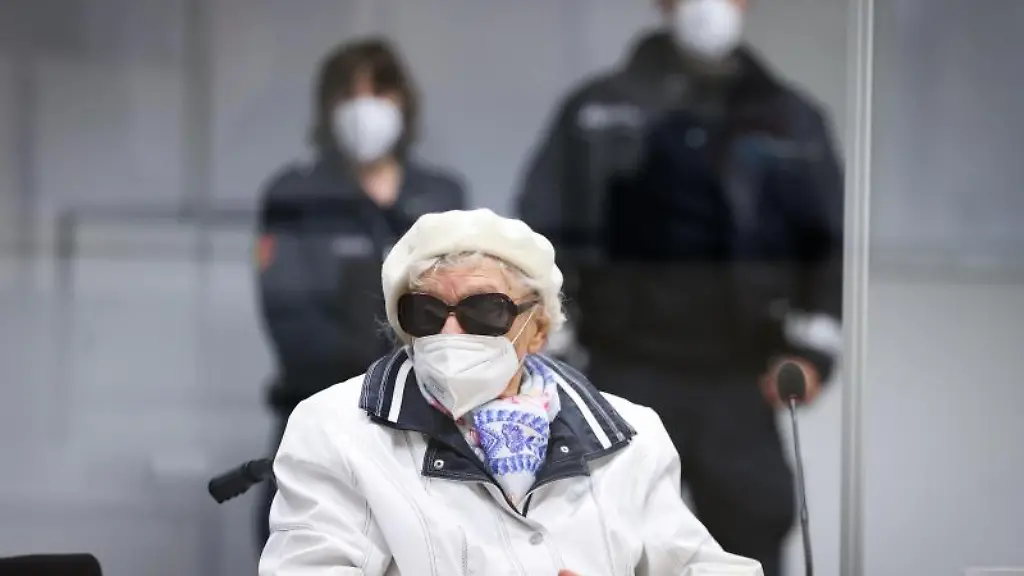 Die-Angeklagte-sitzt-zu-Beginn-des-Prozesses-im-Gerichtssaal