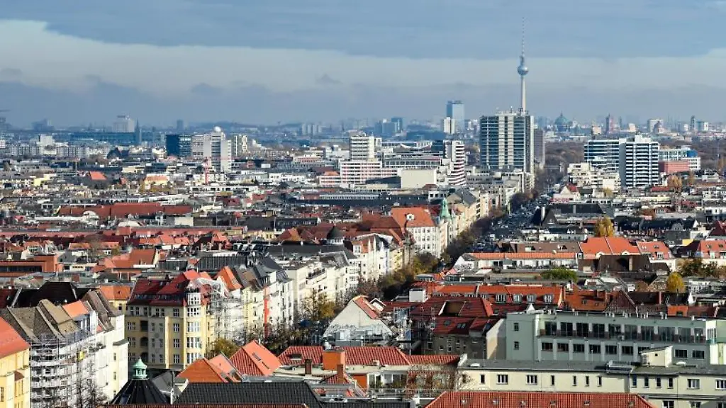 Blick-ueber-Wohnhaeuser-an-der-Bismarckstrasse-in-Richtung-Alexanderplatz