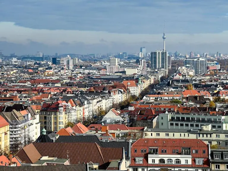 Blick-ueber-Wohnhaeuser-an-der-Bismarckstrasse-in-Richtung-Alexanderplatz