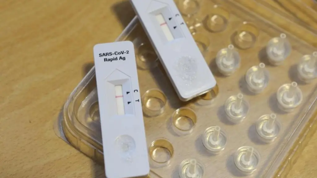 Zwei-Schnelltests-liegen-auf-einem-Tisch