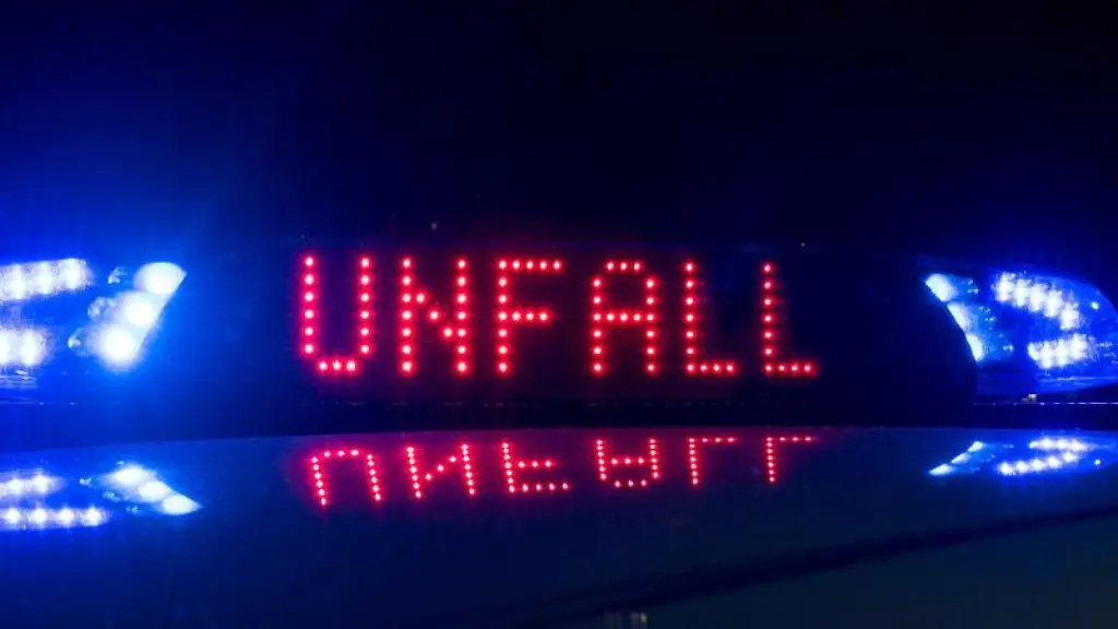 Blaulicht-und-der-Hinweis-Unfall-leuchten-auf-dem-Dach-eines-Polizeiwagens