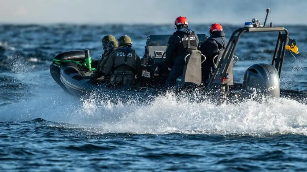 Polizeibeamte-fahren-waehrend-des-Trainings-Kompetenzen-auf-dem-Wasser-auf-einem-Boot