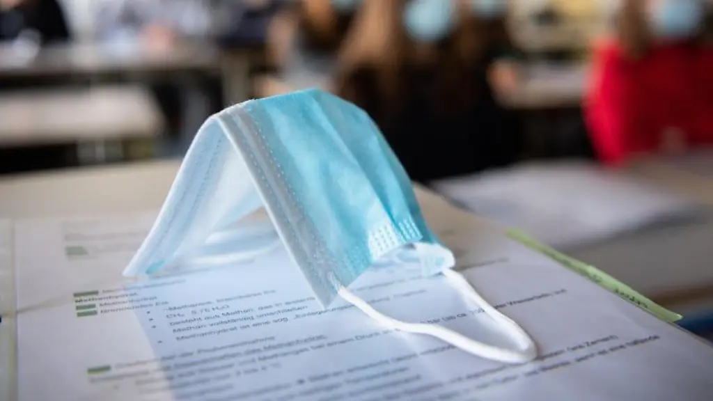 Ein-Mund-Nasen-Schutz-liegt-im-Unterricht-auf-Unterlagen