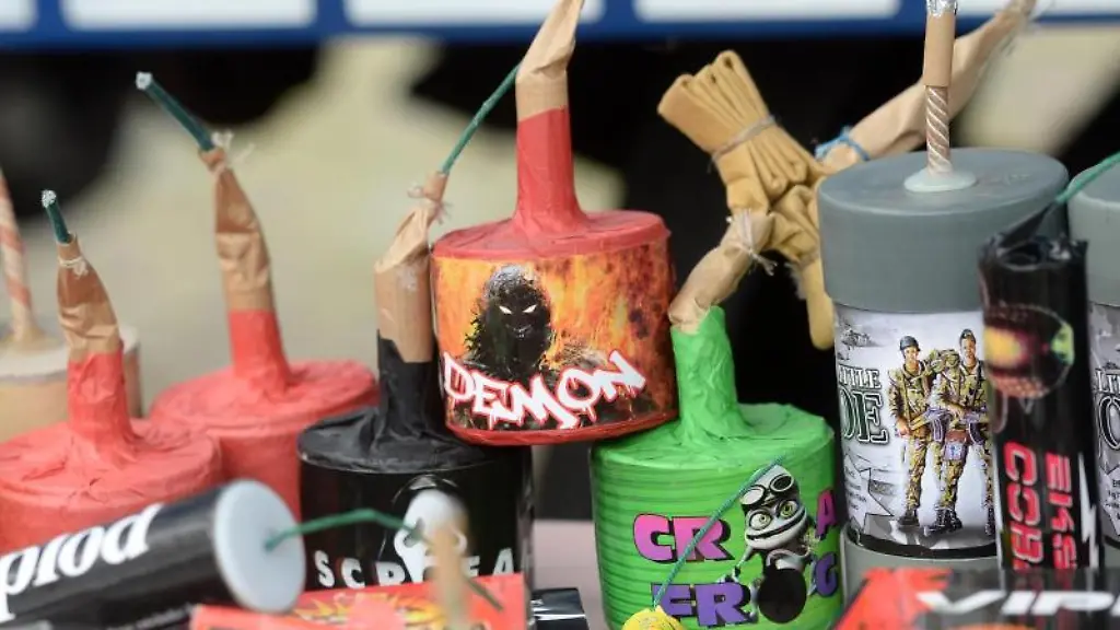 Illegale-Feuerwerkskoerper-stehen-nebeneinander